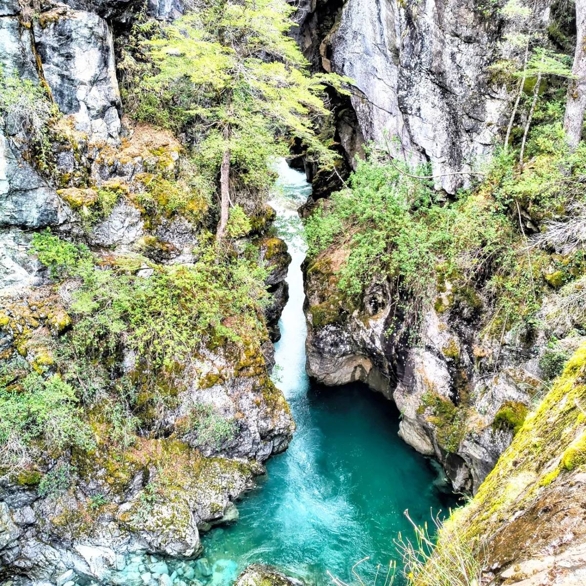 Cascada entre rocas y agua turquesa