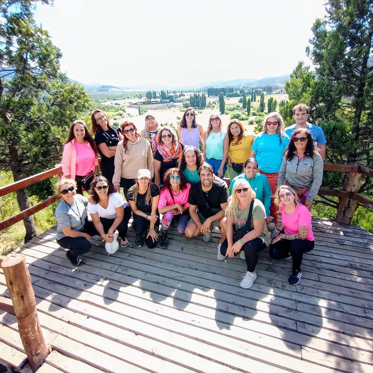 Grupo de pasajeras en un mirador