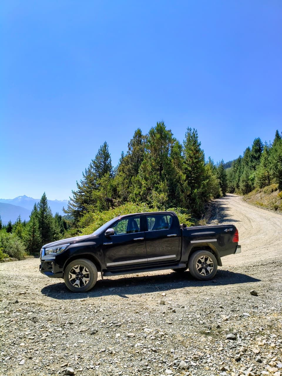 La Hilux 4x4 en un camino de ripio de montaña