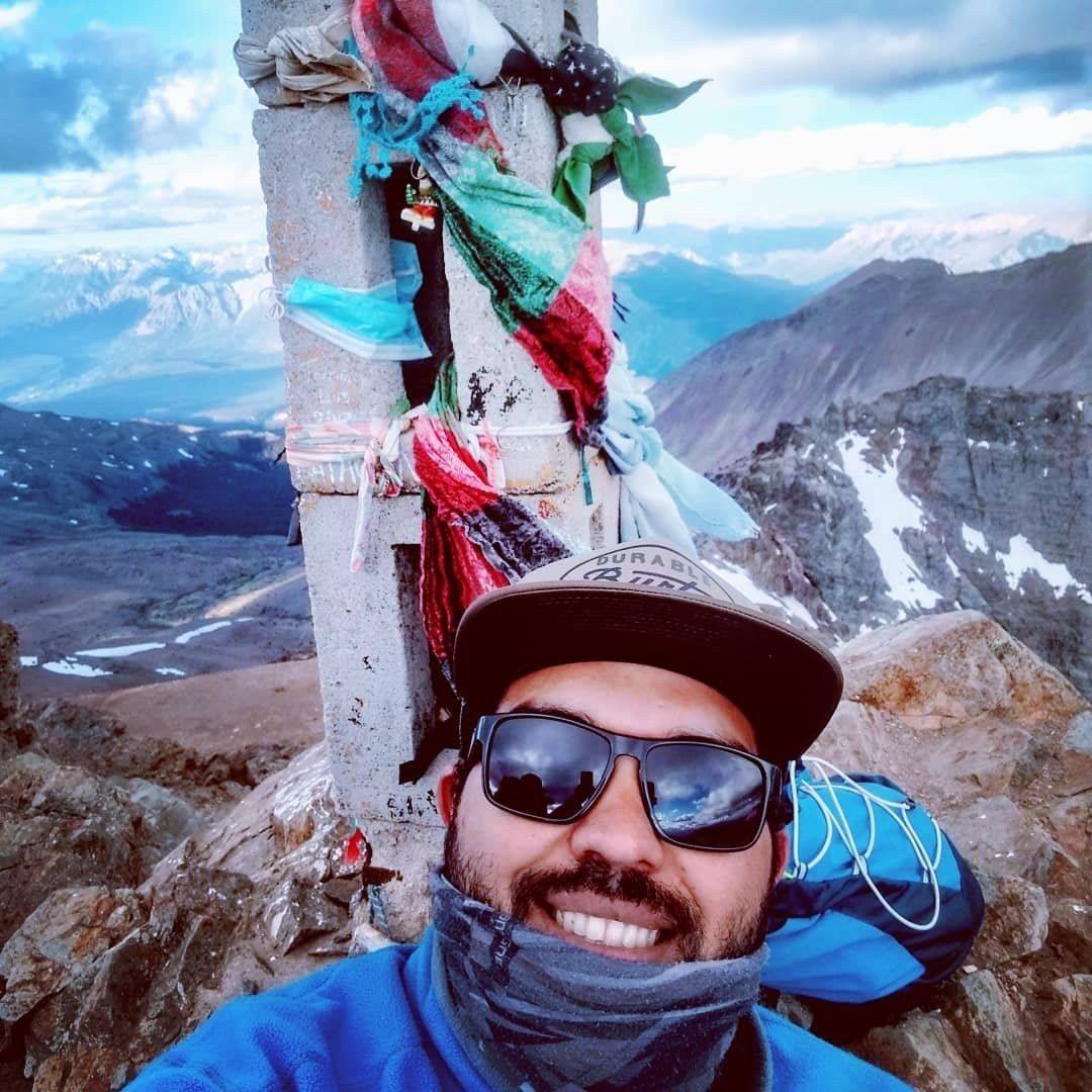 Martín en una cumbre de la cordillera